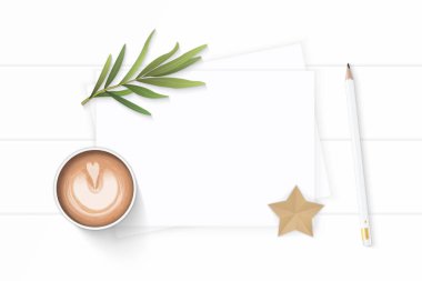 Düz yatıyordu üstten görünüm zarif beyaz kompozisyon kağıt çam koni penc