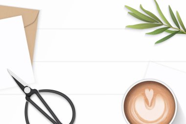 Düz yatıyordu üstten görünüm zarif beyaz kompozisyon harf kraft kağıt e