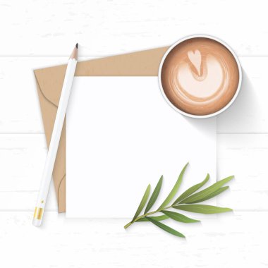 Düz yatıyordu üstten görünüm zarif beyaz kompozisyon harf kraft kağıt e