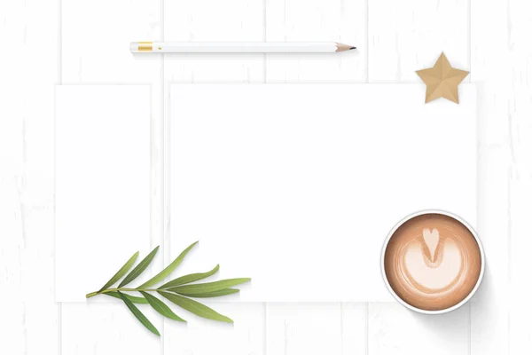 Flat lag bovenaanzicht elegante witte samenstelling papier potlood koffie — Stockfoto