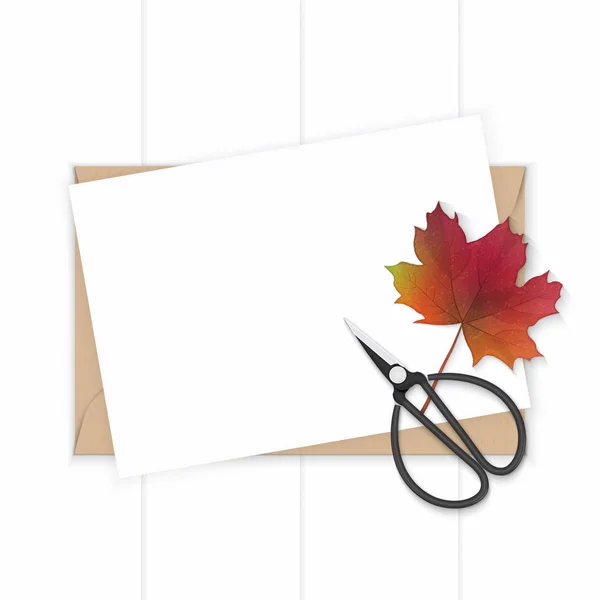 Flat lay vista superior elegante papel de composição branca envelope kraft — Fotografia de Stock