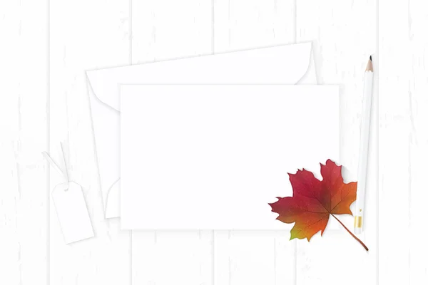 Flat lay vista superior elegante branco composição papel envelope penci — Fotografia de Stock