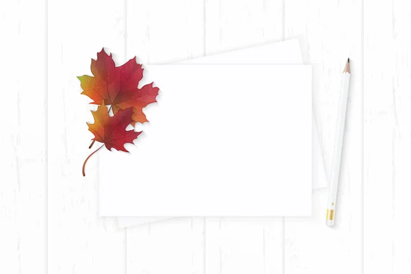 Flat lay vista superior elegante branco composição papel lápis e aut — Fotografia de Stock