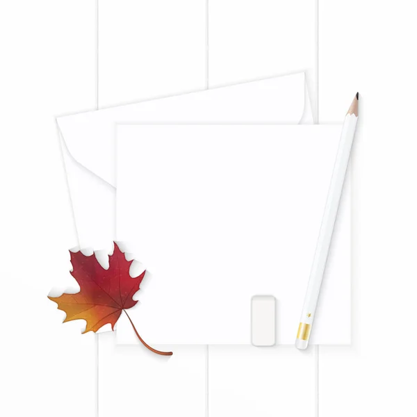 Плоский вид сверху элегантный белый бумажный конверт композиции — стоковое фото