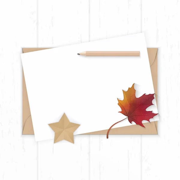 Плоский вид сверху элегантный белый бумажный конверт композиции крафт — стоковое фото