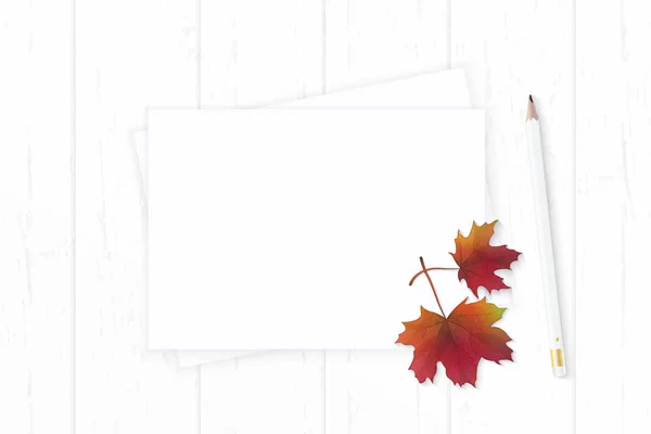 Plat lag bovenaanzicht elegante witte samenstelling papier potlood en aut — Stockfoto