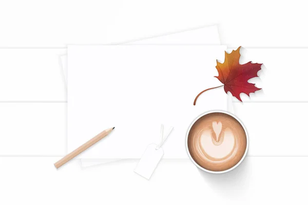 Flat lay vista superior elegante composição branca papel caneta etiqueta de café — Fotografia de Stock