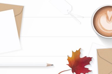 Düz yatıyordu üstten görünüm zarif beyaz kompozisyon harf kraft kağıt e