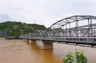 Lanzhou Gansu Çin 'deki Sarı Nehir kıyısındaki Zhongshan Köprüsü
