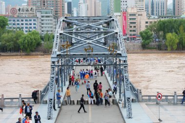 Lanzhou Gansu Çin 'deki Sarı Nehir kıyısındaki Zhongshan Köprüsü
