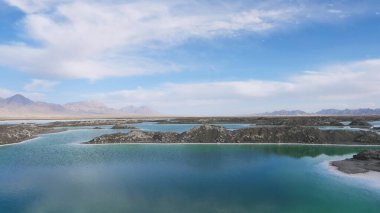 Qinghai 'deki Emerald Salt Lake' in güzel doğa manzarası. 