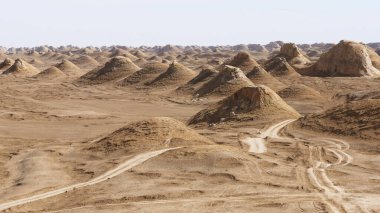 Yardang 'ın güzel manzarası ve güneşli mavi gökyüzü 