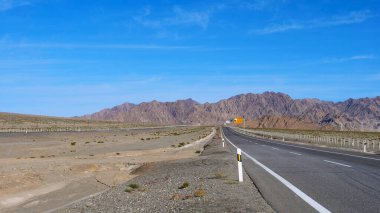 Güzel mavi gökyüzü manzarası ve Gansu 'daki yüksek yol. 