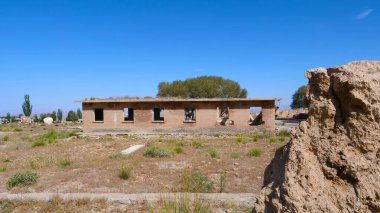 Çöl manzaralı küçük bir kasaba, Gansu 'da bir çekim yeri.