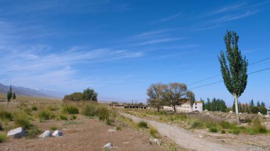 Çöl manzaralı küçük bir kasaba, Gansu 'da bir çekim yeri.