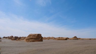 Yardang 'ın güneşli mavi gökyüzü altındaki doğa manzarası.