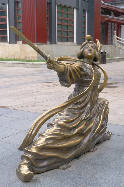 Estatua de cobre de metal de mujer sosteniendo espada posando Kung F chino —  Fotos de Stock