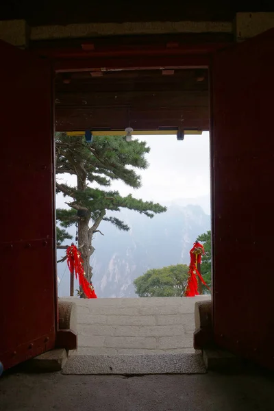 Hermosa vista panorámica del Monte Huashan desde un antiguo tem antiguo —  Fotos de Stock