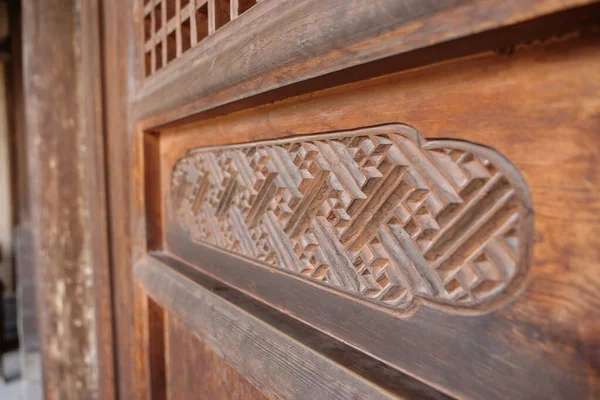 Geleneksel Çin Konutları Geometr 'li ahşap kapılar — Stok fotoğraf