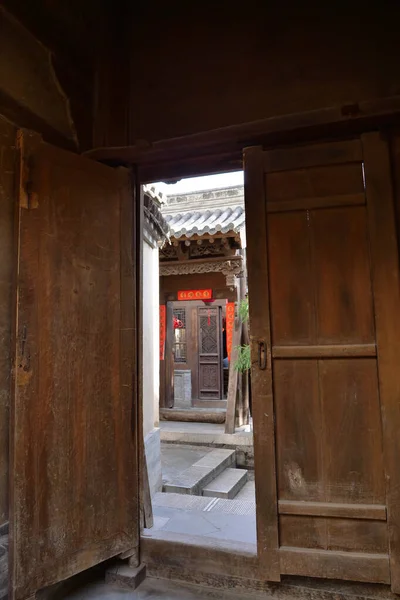 Résidences traditionnelles chinoises architecture porte en bois à Tians — Photo