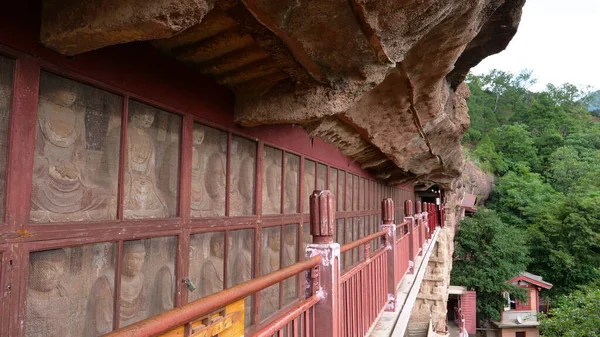 Maijishan Cave-Temple Complex corridor in Tianshui city, Gansu P — Stock Photo, Image