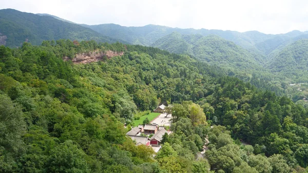 Beautiful landscape view from Maijishan Cave-Temple Complex in T — Stock Photo, Image