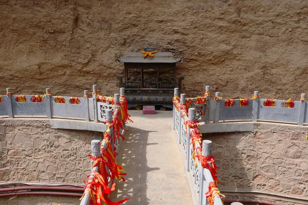 Chinese ancient traditional La Shao temple stone bridge in Tians — ストック写真