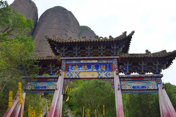 Chinês arco tradicional antigo em Tianshui Wushan Water Cur — Fotografia de Stock