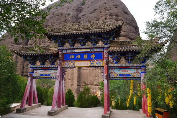 Chinês arco tradicional antigo em Tianshui Wushan Water Cur — Fotografia de Stock