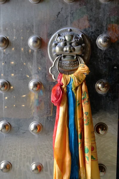 Puerta de metal aniciente con golpeador de puerta de cabeza de animal en Bud tibetano —  Fotos de Stock