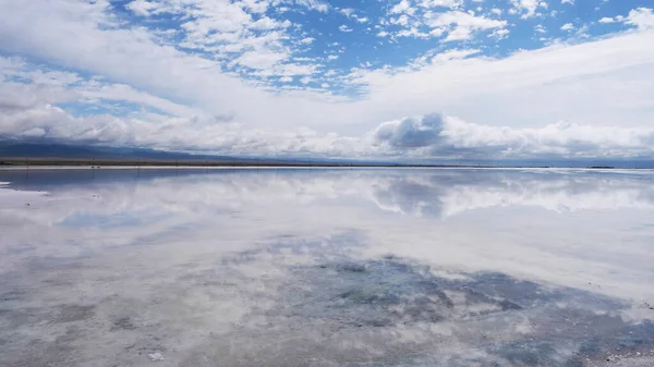 Majestic beautiful landscape of Caka salt lake in Qinghai China — Stock Photo, Image