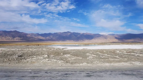 Prachtig natuurlandschap uitzicht op Emerald Salt Lake in Qinghai — Stockfoto