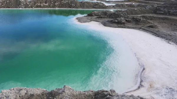 Hermosa vista del paisaje de naturaleza de Emerald Salt Lake en Qinghai — Foto de Stock