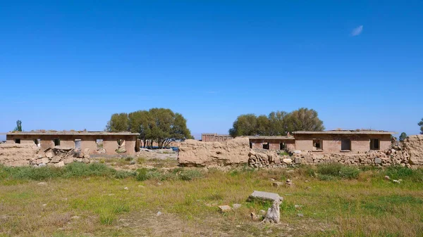 Paisaje vista de la pequeña ciudad del desierto, un lugar de rodaje en Gansu —  Fotos de Stock