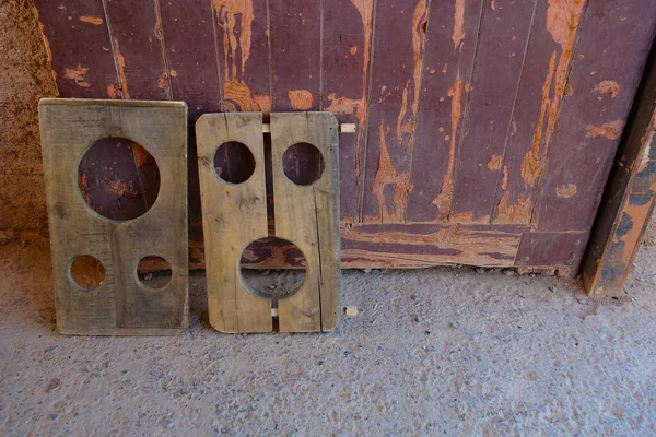 Esposas de madera tradicionales en el antiguo Yangguan pasan en el sil —  Fotos de Stock