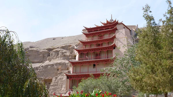 Стародавня архітектура буддизму Dunhuang Mogao Grottoes in Gansu C — стокове фото