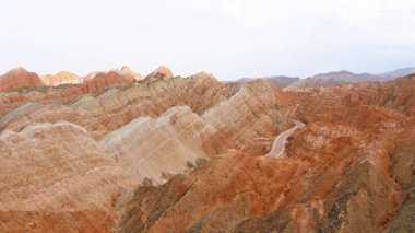 G 'deki Zhangyei Danxia Landform' un güzel doğa manzarası.