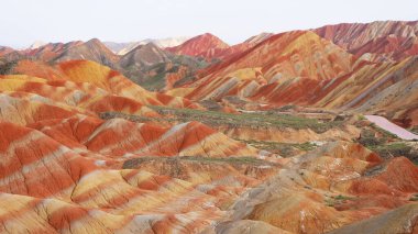 G 'deki Zhangyei Danxia Landform' un güzel doğa manzarası.