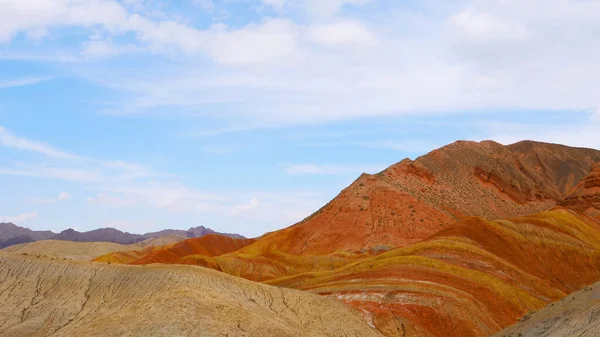 Bella vista paesaggio naturale di Zhangyei Danxia Landform in G — Foto Stock