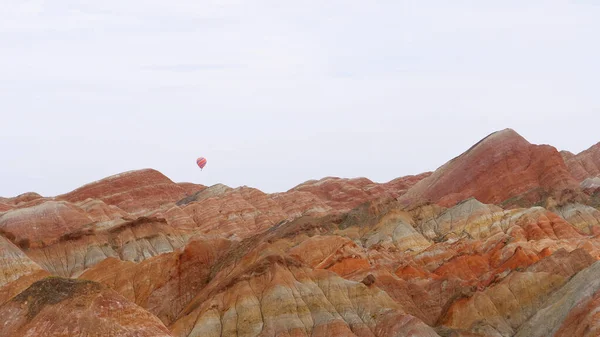 Bela paisagem natural vista de Zhangyei Danxia Landform em G — Fotografia de Stock