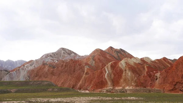 Prachtig natuurlandschap uitzicht op Zhangyei Danxia Landform in G — Stockfoto