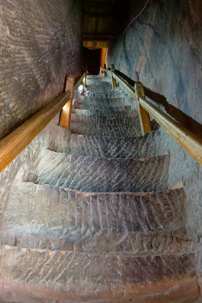 Escalera de piedra empinada en grutas laterales del templo de Mati en Zhang — Foto de Stock