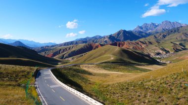 Qilian Dağı Sahnesi 'nin güzel doğa manzarası.