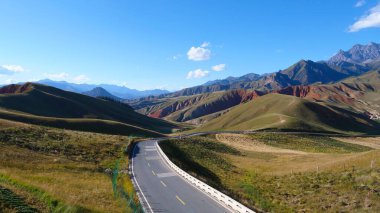 Qilian Dağı Sahnesi 'nin güzel doğa manzarası.