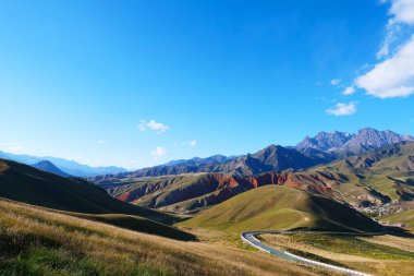 Qilian Dağı Sahnesi 'nin güzel doğa manzarası.