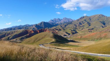 Qilian Dağı Sahnesi 'nin güzel doğa manzarası.