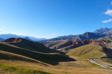 Qilian Dağı Sahnesi 'nin güzel doğa manzarası.