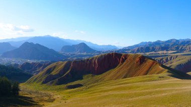 Qilian Dağı Sahnesi 'nin güzel doğa manzarası.