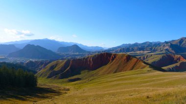 Qilian Dağı Sahnesi 'nin güzel doğa manzarası.