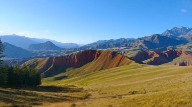 Qilian Dağı Sahnesi 'nin güzel doğa manzarası.